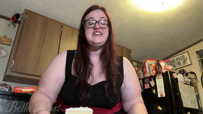 BellaBlast: Mange ton gâteau, mange les pieds d’un loser et punition