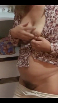 배다른 아들의 친구들 앞에서 자지를 쳐다봐