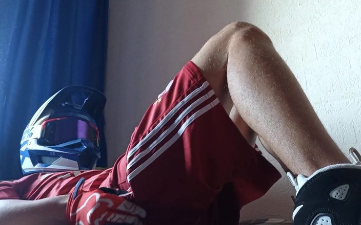 GearMax: Un jeune footballeur se branle et jouit