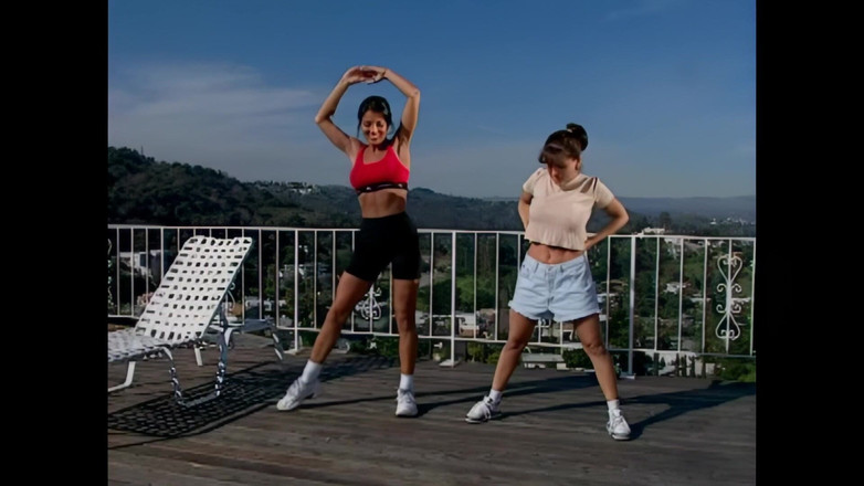 RATATATA!: Horké léto s nůžkami pro dvě prsaté mladé lesby