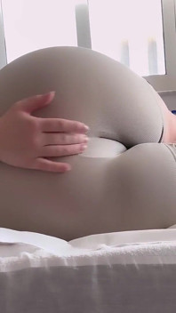 Solo-leggings-video mit 3 fingern in meinem arsch