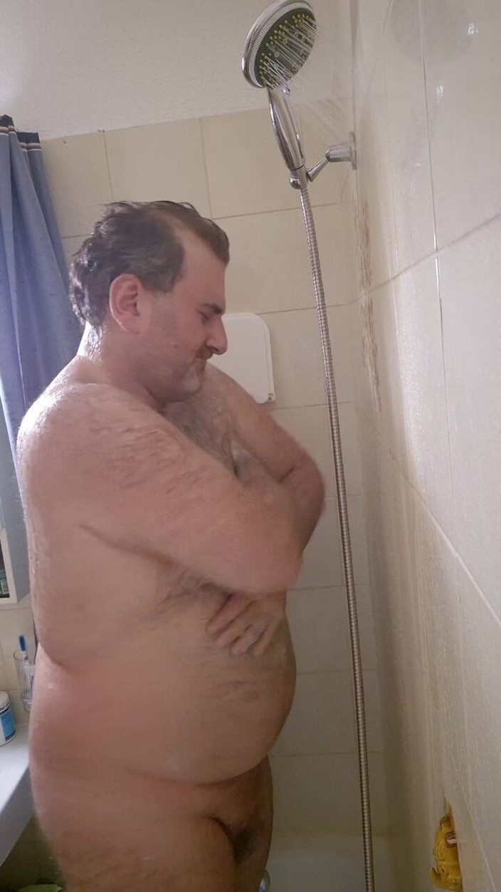ChubbyDaddyBearLuka: Pulchny tata niedźwiedź bierze prysznic