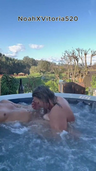 Venkovní sex se sexy blonďatou milfkou ve vířivce - jacuzzi