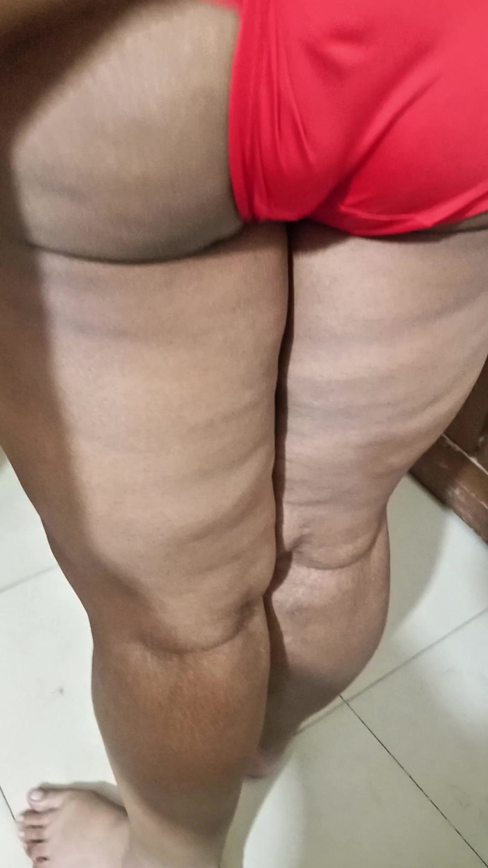 Black Adam: Desi moglie in abito da notte rosso fa un pompino...