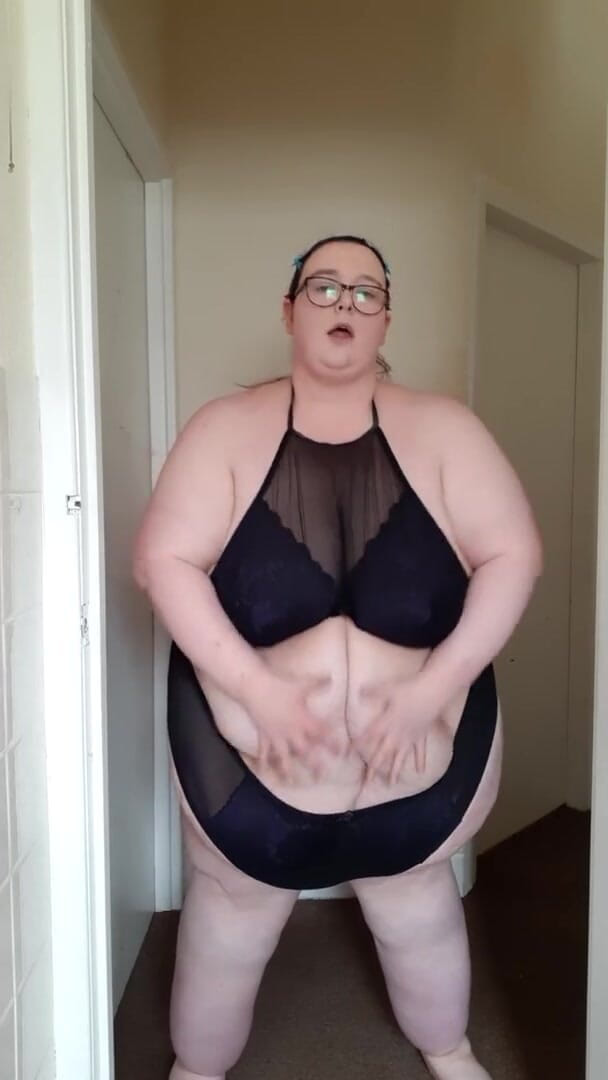 SSBBWLadyBrads: Pakaian dalam seksi pada tubuh comel ini