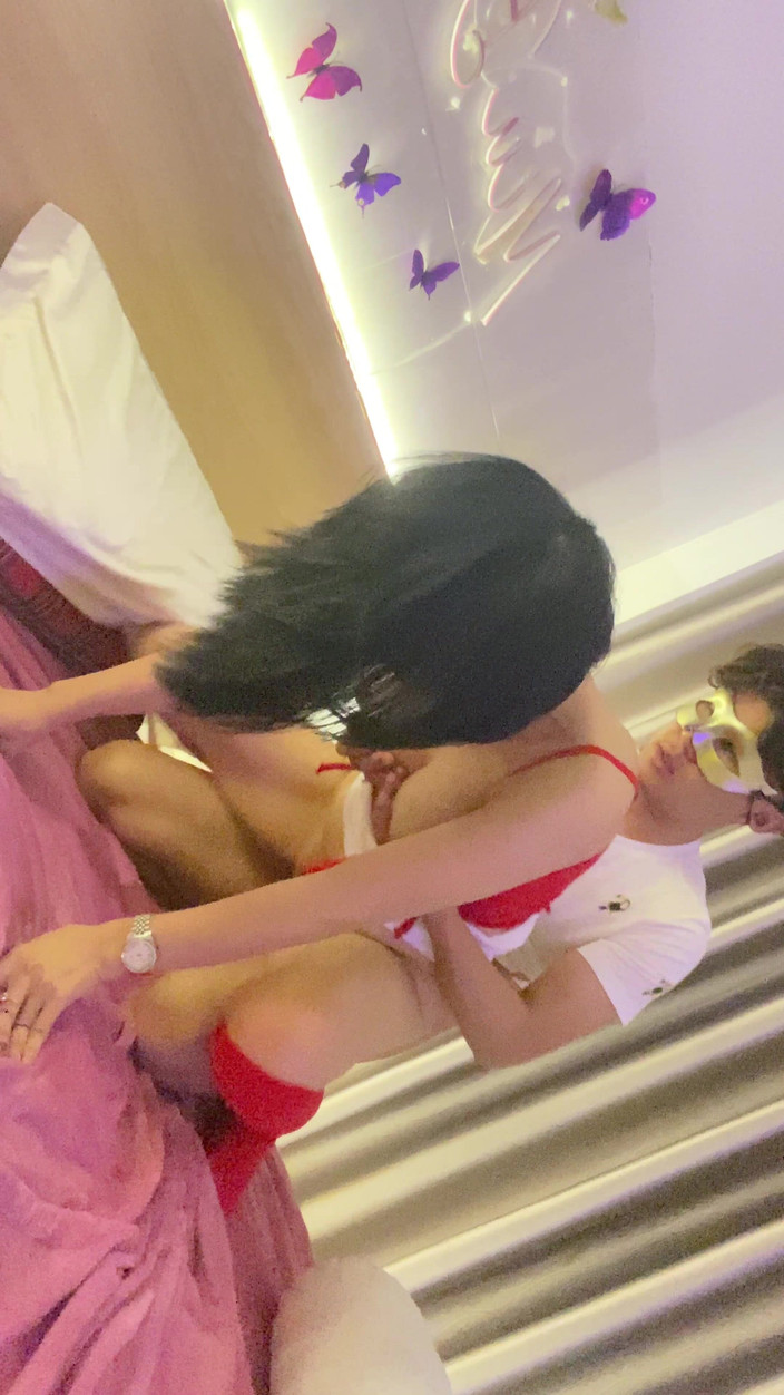 MiuBabee: A garota de vermelho é muito estranha quando conhece seu amante
