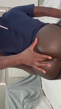 Cowok ini ngentot aku habis-habisan sama kontol besar pria kulit hitam sampai aku crot di dalam