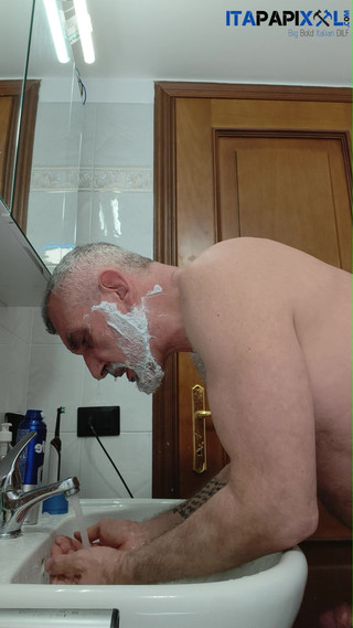 itapapixxl: Olgun büyük sünnetsiz baba yarağı itapapixxl sakalını tıraş ediyor ve...