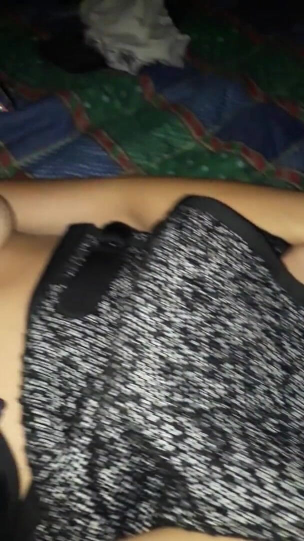Zara89: Di atas katil saya membelai teteknya semasa dia bermain dengan...