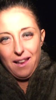 Mamă sexy țâțoasă Kaycee Rider primește bărbați perverși să ejaculeze pe țâțe într-o misiune de futut în public