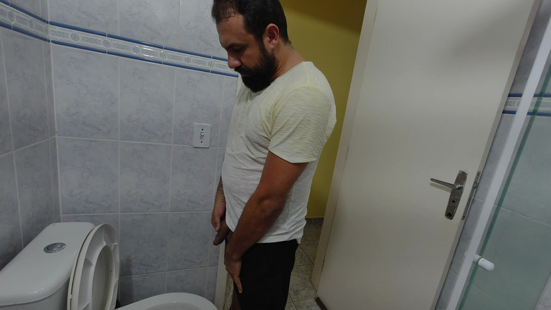 Bananas Brazil: Một mình trong phòng tắm: Tôi cạo râu và giật