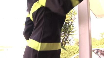 Young Sinner: Une pompier sexy taille une pipe époustouflante à un homme en feu