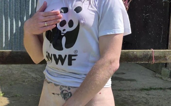 Demelza: Tiempo de juego de camisetas mojadas: enfríandose bajo una ducha...