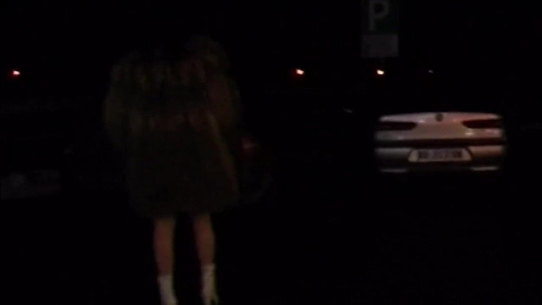 Bangora MILFs: Caliente milf relleno enorme consolador en carretera aventura