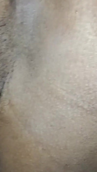 Ama de casa madura paquistaní tomando dos pepinos en su culo apretado y coño ancho
