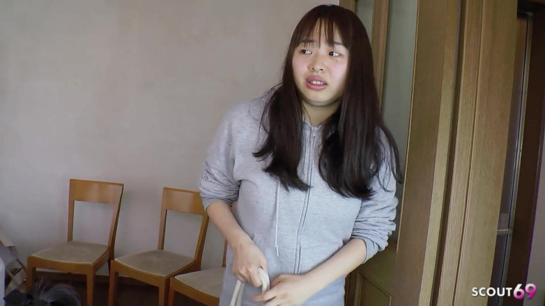 Asian porn collection: Chuda japońska nastolatka Shino zerżnięta przez nauczyciela przed grupą bez...