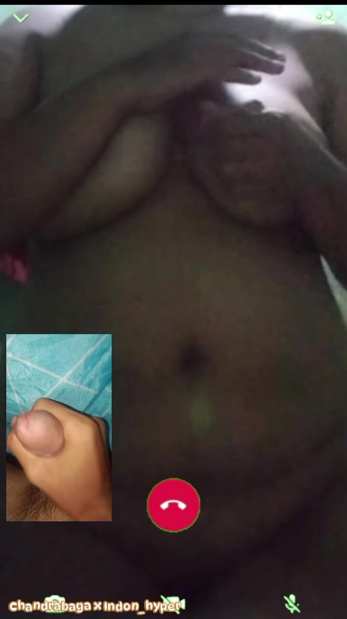 Claraidn: 내 계모 Ahhh 그 큰 젖탱이와 화상 통화 섹스 내 자지를 그녀의 가슴에 압착하고 싶어