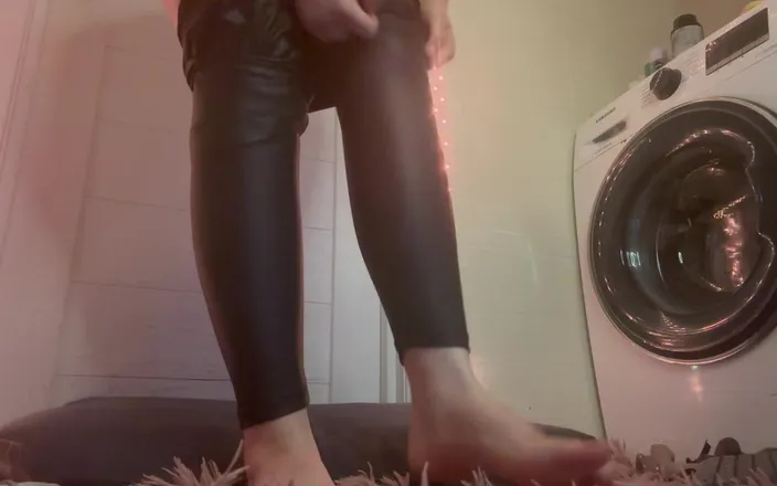 JuiceLussie: Leather Leggings. Leather Fetish. Ass in Leather and Have Fun...