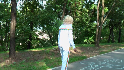 German Porn: Une belle blonde taille une pipe en plein air