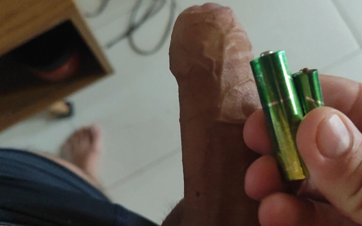 Straight Daddy Club: Islak yarağın içine elektrikli piller sokuyor