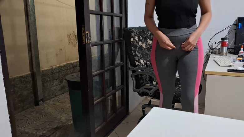 Gabi SweetCouplesStories: Мастурбує свій верблюжий носок на столі з допомогою сусіда