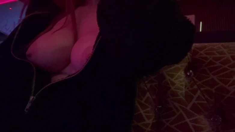 Artemisia Love: İtalyan büyük memeli orta yaşlı seksi kadın artemisia kulüpte göğüslerini...