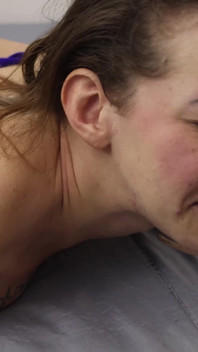Raquel podrobí Gih drsné uctívání nohou