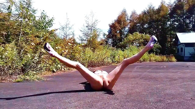 Pai-chan: 봄 공원에서 벌거 벗은 Pai-chan