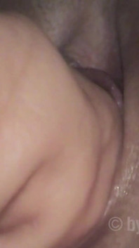 Teen 18 tuổi đi tiểu vào lồn phun nước