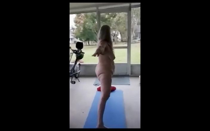 Momma Vee: Biraz yoga yapıyorum ve kıyafetlerim düşüyor! Beğen, yorum yap, takip...