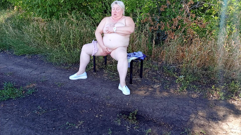 Zona901: Una vicina nel parco si spoglia e si masturba all'orgasmo...
