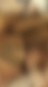 Sexy Thajka ukazuje své sexy tělo ve spodním prádle, které drží masku na obličeji