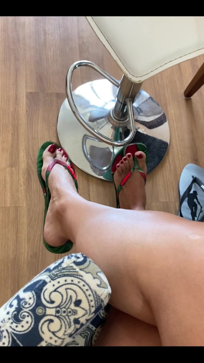 KiffaFeet: रंग के नाखूनों के साथ पैर