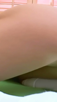 무릎 양말을 신은 네 소녀 - 침대에서 턴을 받는 모든 남자