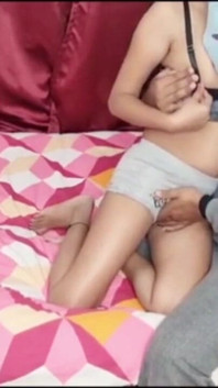 Un prof indien fait jouir une belle étudiante si fort qu’elle a squirté