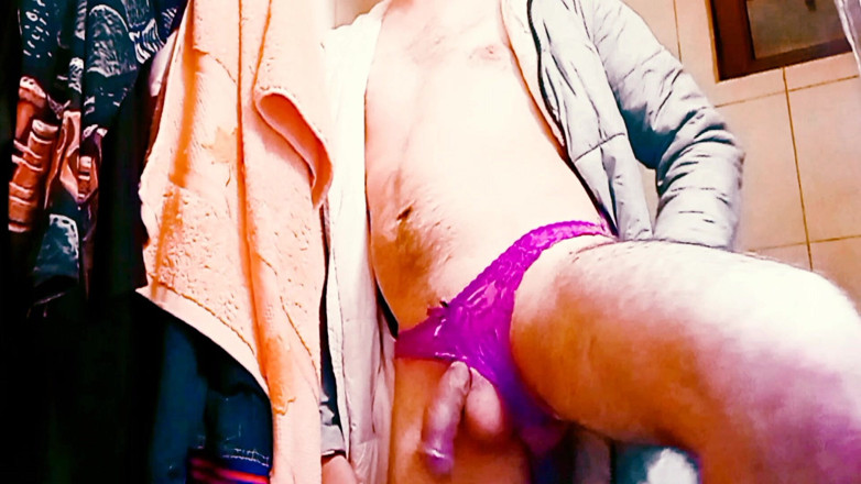 Willy Alexandru Petre: Cul sexy et bite dans une culotte violette sexy