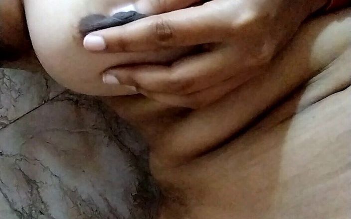 Riyathakur: 温泉はおばさん入浴と彼女の滑りを示す