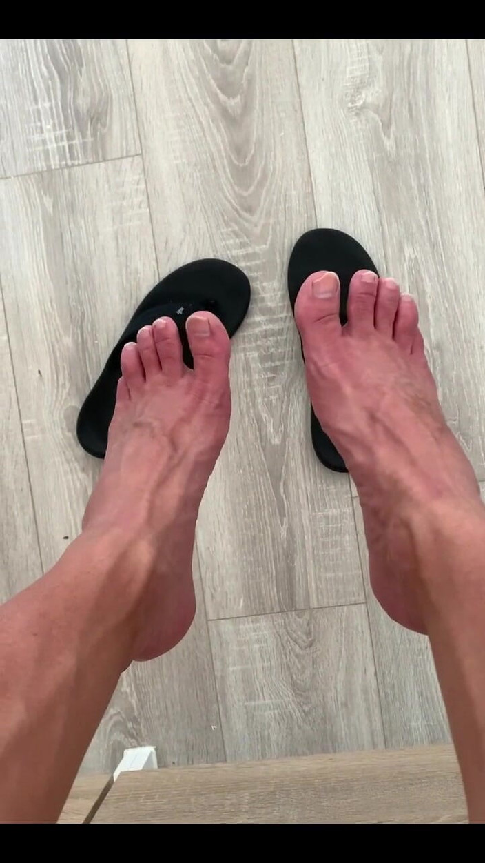Jasons feet: ‪you Are so Small Under My Feet