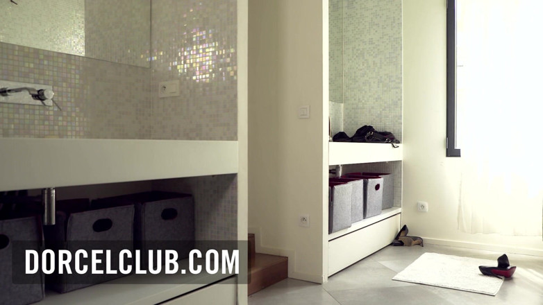 Dorcel Club: Cara와 Lucy, 4명의 남성에게 자신을 제공하는 2명의 럭셔리