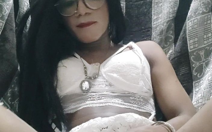 Keerthanakeerthi95: Indisch mietjemeisje dat pik melkt in witte babypop
