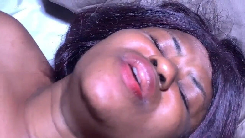 Ebony Legeng: Une MILF courte séduit un garçon de 19 ans pour le...