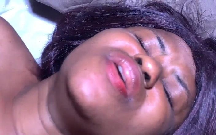 Ebony Legeng: Korte milf verleidt een 19-jarige jongen tot hardcore