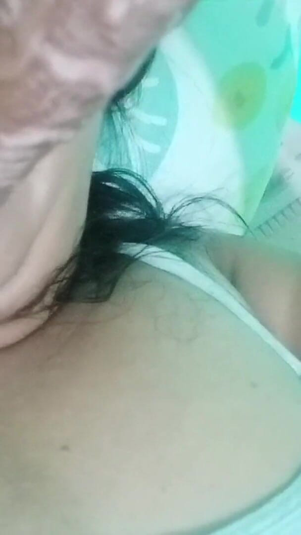 Creamyjoy: MILF Filipina seksi melancap semasa hujan
