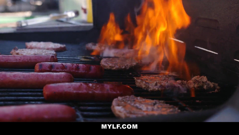 Mylf Official: Matrigna scopata da stepmon nel giorno dell'indipendenza