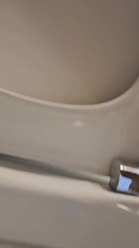 Ngocok di toilet waktu lagi liburan!