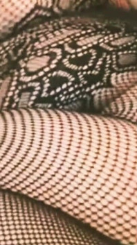 Je me masturbe dans ma lingerie sexy