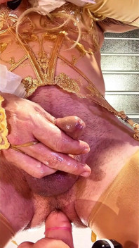Sexy prsatá masturbuje Shemale hračky do zadku