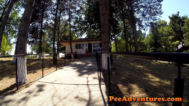 Pee Adventures: Je na návštěvě kláštera, zoufale chce čůrat