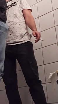 Jebanie dymu w publicznej toalecie