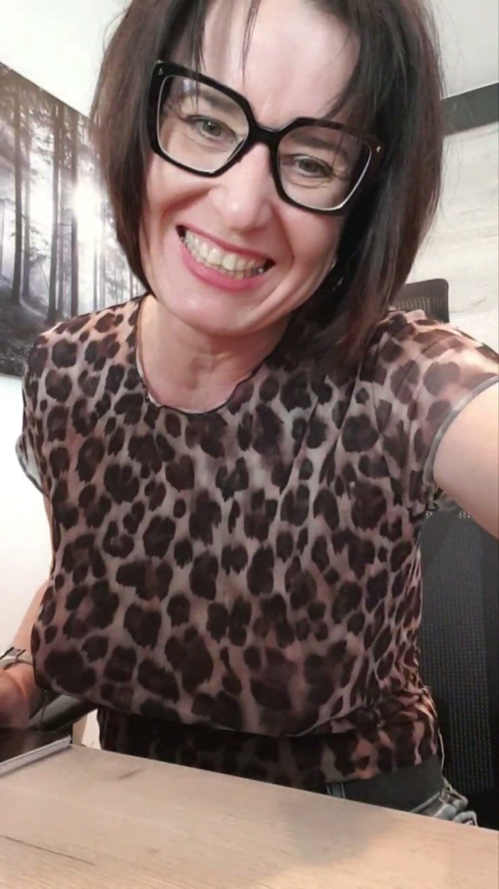 JulieEroticDress: Julie Desnuda En La Oficina